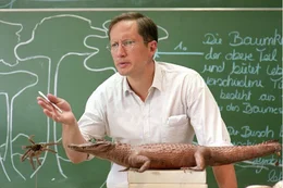 Lehrer Gr&uuml;nbaum (Benno F&uuml;rmann).