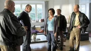 Die Beamten Herzberger (Dietmar Huhn, l.), Kowalsky (Christian Koerner, r.) und Petzold (Konstantin Graudus, 2.v.r.) &uuml;berbringen Norbert Wolters (Christian Tasche) und seiner Frau (Petra Blossey) die Nachricht vom Tod ihrer Tochter.