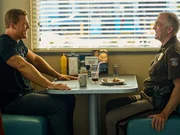 L-R: Alan Ritchson als Jack Reacher und Hugh Thompson als Officer Baker L-R: Alan Ritchson als Jack Reacher und Hugh Thompson als Officer Baker