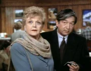 Jessica Fletcher (Angela Lansbury) wird von dem charmanten Anwalt Peter Henderson (Graham Greene) zum Essen eingeladen.