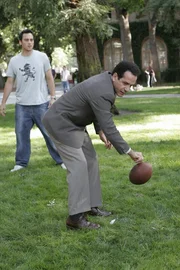 Beim Jahrgangstreffen in seinem alten College erinnert sich Monk (Tony Shalhoub, vo.) an alte Zeiten. Beim Jahrgangstreffen in seinem alten College erinnert sich Monk (Tony Shalhoub, vo.) an alte Zeiten.