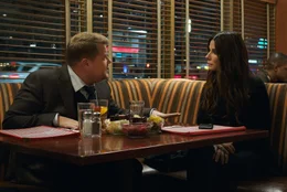 John Frazier (James Corden, l.); Debbie Ocean (Sandra Bullock, r.)