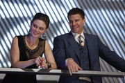 Dr. Brennan (Emily Deschanel, l.); Booth (David Boreanaz, r.) Dr. Brennan (Emily Deschanel, l.); Booth (David Boreanaz, r.)