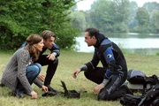 Mike und Sebastian glauben, einen Schatz im Weiher gefunden zu haben. Von links: Annalena Brunner (Heidrun Gärtner), Sebastian Wildner (Herbert Ulrich) und Mike Preissinger (Harry Blank). Mike und Sebastian glauben, einen Schatz im Weiher gefunden zu haben. Von links: Annalena Brunner (Heidrun Gärtner), Sebastian Wildner (Herbert Ulrich) und Mike Preissinger (Harry Blank).