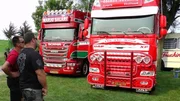 Andreas Schubert (r.) schaut sich den Lkw an