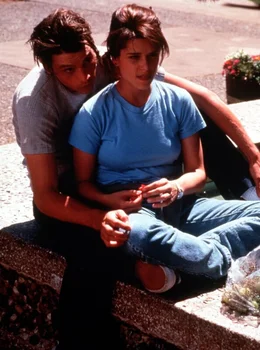 Obwohl schon einige Morde passiert sind, machen sich Billy (Skeet Ulrich, l.) und Sidney (Neve Campbell, r.) keine Sorgen um ihr eigenes Leben ...