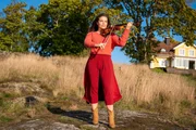 Clara (Leonie Rainer) spielt die Geige ihrer verstorbenen Mutter.