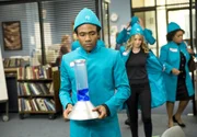 Nach Pierce Hawthornes unerwarteten Tod müssen sich Troy (Donald Glover, vorne), Britta (Gillian Jacobs, M.), Shirley (Yvette Nicole Brown, hinten) und der Rest der Truppe einem Lügendetektortest unterziehen, um einen Anspruch auf das Erbe ihres Freundes stellen zu können ...