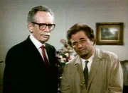 Staranwalt Oscar Finch (Patrick McGoohan, li.) wird von Lt. Columbo (Peter Falk) verhört.