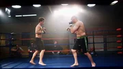Marc Howorth (Gavin Bristol, l.), ein Ausnahmetalent in der Kampfsportszene, wird bei einem Kampf von seinem Gegner Tank (Matt Lindland) regelrecht verprügelt.