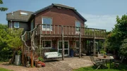 Holzverkleidetes Haus mit Panoramablick