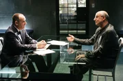 Capt. Brass (Paul Guilfoyle, l.) vernimmt den Künstler Jerzy Skaggs (Jeffrey Tambor), der sich vor allem durch lebensechte Bilder von Toten einen Namen gemacht hat. Er gerät ins Visier der Ermittler, da er zumindest zwei der Opfer nachweislich kannte.