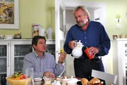 Roland hat ein Frühstück für Martin vorbereitet. Von links: Roland Bamberger (Horst Kummeth) und Martin Kirchleitner (Hermann Giefer). Roland hat ein Frühstück für Martin vorbereitet. Von links: Roland Bamberger (Horst Kummeth) und Martin Kirchleitner (Hermann Giefer).