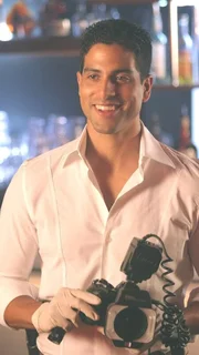 Delko (Adam Rodriguez) und seine Kollegen des CSI-Teams ermitteln in einem Club, deren Besitzer erschossen wurden.