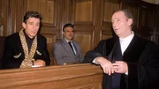 King Hardy (Rolf Zacher, l.) wird von Oberstaatsanwalt Lotze (Henry van Lyck, r.) vernommen.