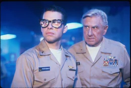 Jim Fischauge (Jon Cryer) und Admiral Benson (Lloyd Bridges)