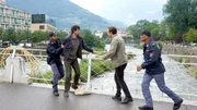 Jonas (Gabriel Raab, 2.v.re.) und zwei Kollegen versuchen Jakob Plaickner (Wolfgang Menardi) zu beruhigen. Jonas (Gabriel Raab, 2.v.re.) und zwei Kollegen versuchen Jakob Plaickner (Wolfgang Menardi) zu beruhigen.