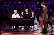 Moderator Kai Pflaume (r.) mit Rateteam-Kapit&auml;n Bernhard Ho&euml;cker (l.) und dem Stand-up-Comedian und Schauspieler Paul Panzer (M.).