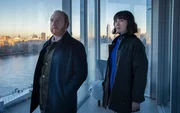 DI Max Arnold (Adrian Scarborough), DS Layla Walsh (Vanessa Emme) besuchen einen wichtigen Zeugen zu Hause. DI Max Arnold (Adrian Scarborough), DS Layla Walsh (Vanessa Emme) besuchen einen wichtigen Zeugen zu Hause.