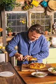 Jamie Oliver mit einer knusprigen Tomaten-Galette.