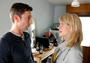 Sophie Haas (Caroline Peters, r.) ist wenig erfreut, dass ihr Lover Jochen Kauth (Arndt Klawitter, l.) den ganzen Tag mit Zielonka sen. (Michael Hanemann, M.) in ihrer Wohnung rumhängt. Sophie Haas (Caroline Peters, r.) ist wenig erfreut, dass ihr Lover Jochen Kauth (Arndt Klawitter, l.) den ganzen Tag mit Zielonka sen. (Michael Hanemann, M.) in ihrer Wohnung rumhängt.
