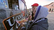 Das Ehepaar Badorrek bestellt am Lobster-Truck in Halifax ein Hummerbrötchen. Das Ehepaar Badorrek bestellt am Lobster-Truck in Halifax ein Hummerbrötchen.