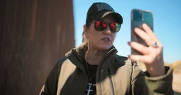 F&uuml;r die von ihr gegr&uuml;ndete Organisation "Women Fighting For America" berichtet Christie Hutcherson regelm&auml;&szlig;ig von der Grenze zwischen den USA und Mexiko.