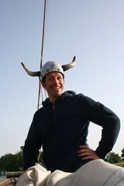 Willi mit einem "original" Wikingerhelm