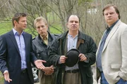 Die Rosenheim-Cops Sven Hansen (Igor Jeftic, l.), Tobias Hartl (Michael A.Grimm, r.) und Polizist Michael Mohr (Max Müller, 2.v.l.) halten Hubert Eder (Matthias Kupfer, 2.v.r.) für verdächtig.