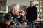ARD Degeto MORD AUF SHETLAND - FALSCHES SPIEL, "Shetland - Series 4 (Episodes 5 - 6)", am Freitag (10.10.25) um 23:50 Uhr im ERSTEN. Perez (Douglas Henshall, re.) muss Duncan (Mark Bonnar) nun auch dienstlich sprechen.  - Motiv Folge 5 -