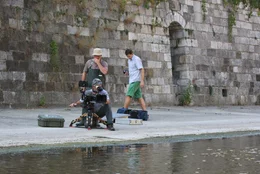 Hubert Doppler (Kameramann), Thomas Rilk (Regisseur und Produzent), Mario Stoyanov (Kameraassistent) beim Dreh am Wienfluss.