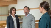 Hendrick Voss (Peter Benedict, M.) ist besonders getroffen vom Tod seiner Frau. Er hat sie bis zuletzt trotz ihrer Alzheimer-Erkrankung zu Hause liebevoll gepflegt und ist dabei an seine Grenzen gegangen. Doch er ist es auch gewesen, der den Kamin angezündet hat, in dem die Granate hochgegangen ist. Karoline (Nike Fuhrmann, r.) fühlt Voss und seiner Tochter Vanessa (Marie Hacke, l.) auf den Zahn.