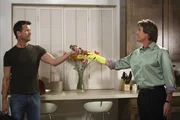 Rückblick: Orson (Kyle MacLachlan, r.) kann Mike (James Denton, l.) abwimmeln, gibt ihm jedoch die Rohrzange mit, mit der seine Mutter Monique getötet hat.