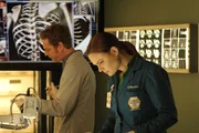 Brennan (Emily Deschanel) bekommt bei ihrer Arbeit Unterst&uuml;tzung von Dr. Oliver Wells (Brian Klugman), der zwar &uuml;ber ein gro&szlig;es Fachwissen, aber auch ein gro&szlig;es Ego verf&uuml;gt.