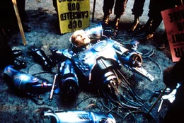 Die Herren vom Industrieverbund "Omni Consumer Products" sehen ihre Chance gekommen, Detroit &uuml;bernehmen zu k&ouml;nnen. Das Ende des friedfertigen Robocops (Peter Weller)? ...