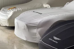 Abgedeckte Luxusautos in einer VIP-Garage bei Bamberg. Trotz globaler Krisen: Teure Autos sind sehr erfolgreich.