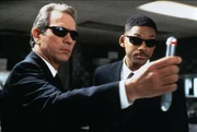 Der humorlose Agent K (Tommy Lee Jones, l.) hat einige Probleme mit seinem neuen Partner J (Will Smith, r.), einem jungen farbigen Cop, der es mit den Vorschriften und Regeln nicht so genau nimmt ...