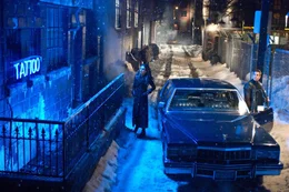 Mona Sax (Mila Kunis) und Max Payne (Mark Wahlberg) versuchen mehr &uuml;ber die mysteri&ouml;se T&auml;towierung, die mehrere Opfer trugen, herauszufinden.