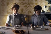 L-R: Charlotte Bartlett (Maggie Smith) und Lucy Honeychurch (Helena Bonham Carter)