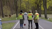 Plötzlich rollt ein Auto auf Tamara Meurer (Anja Pahl, M.), Pauline Hobrecht (Agnes Decker, l.) und Bernhard Henschel (Michael Lott, r.) zu. Kurz vor ihnen bleibt es stehen. Aber niemand sitzt drin. Plötzlich rollt ein Auto auf Tamara Meurer (Anja Pahl, M.), Pauline Hobrecht (Agnes Decker, l.) und Bernhard Henschel (Michael Lott, r.) zu. Kurz vor ihnen bleibt es stehen. Aber niemand sitzt drin.