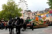 Der Fürther Erntedankfestzug ist der Höhepunkt der alljährlichen Michaeliskirchweih, der "Königin der fränkischen Kirchweihen". Der Festzug hat seinen Ursprung im Jahr 1817, in dem es nach andauernden Missernten endlich wieder eine reiche Ernte gab. Freude und Dankbarkeit drückt dieser Festzug aus - ein traditionsreicher Brauch bis zum heutigen Tage. Weiteres Bildmaterial finden Sie unter www.br-foto.de. Der Fürther Erntedankfestzug ist der Höhepunkt der alljährlichen Michaeliskirchweih, der "Königin der fränkischen Kirchweihen". Der Festzug hat seinen Ursprung im Jahr 1817, in dem es nach andauernden Missernten endlich wieder eine reiche Ernte gab. Freude und Dankbarkeit drückt dieser Festzug aus - ein traditionsreicher Brauch bis zum heutigen Tage. Weiteres Bildmaterial finden Sie unter www.br-foto.de.