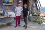 Von links: Johannes Heel und Marcus Fahn stehen vor dem Eingang zum Staufner Haus. Von links: Johannes Heel und Marcus Fahn stehen vor dem Eingang zum Staufner Haus.