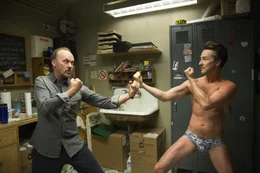 Geraten eins ums andere Mal aneinander: Der alte Hollywood-Hase Riggan Thomson (Michael Keaton, l.) und der erfolgreiche Broadway-Schauspieler Mike (Edward Norton, r.), der eigentlich lediglich eine Nebenrolle im Theaterst&uuml;ck spielen soll ...