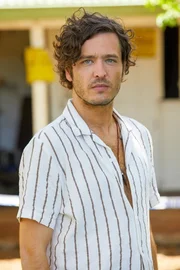 Alexander Vlahos (Max Newman).