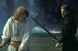 Ritter Bowen (Dennis Quaid, r.) ist ein Mann, der noch an Ideale glaubt. Doch sein Sch&uuml;tzling Prinz Einon (David Thewlis, l.) erweist sich als schlechter Sch&uuml;ler. Als junger Mann wird dieser schwerverletzt, von einem Drachen gerettet, der seine Seele verdirbt ...