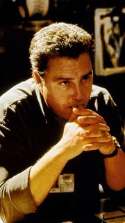 Gil Grissom (William Petersen) ist auf die Unterstützung seiner Mannschaft angewiesen, um die grausamen Morde im Hause Collins aufzuklären. Sowohl die Eltern als auch die beiden Söhne der Familie wurden getötet, einzig die beiden Töchter haben das Massaker überlebt.