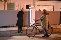 Von links: Stella (Adele Neuhauser) wird von Betty (Sibylle Canonica) mit dem Fahrrad abgeholt. Sie m&ouml;chte sie zu ihrem Lieblingsort bringen.