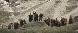 Die Armeliten, eine wilde Horde aus dem Nachbarreich, greifen an, gef&uuml;hrt vom Armelitenf&uuml;hrer (Gregor Blo&eacute;b).