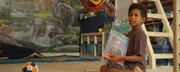 Maris (8) vermisst seine Spielpartnerin Fatima aus dem letzten Jahr, die kurz nach den Aufführungen verstorben ist. Für ihn lebt sie als Schutzengel weiter.