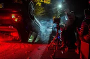 Mitglieder der Crew während eines Nachtdrehs.